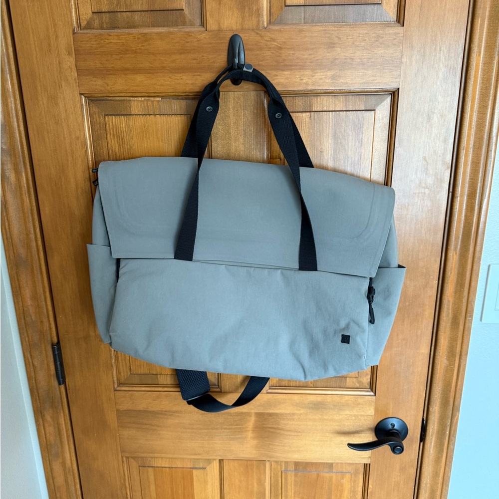 Lululemon grey messenger bag